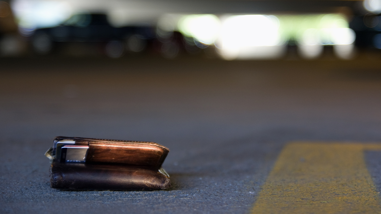 ¿Devolvería usted una cartera con dinero?