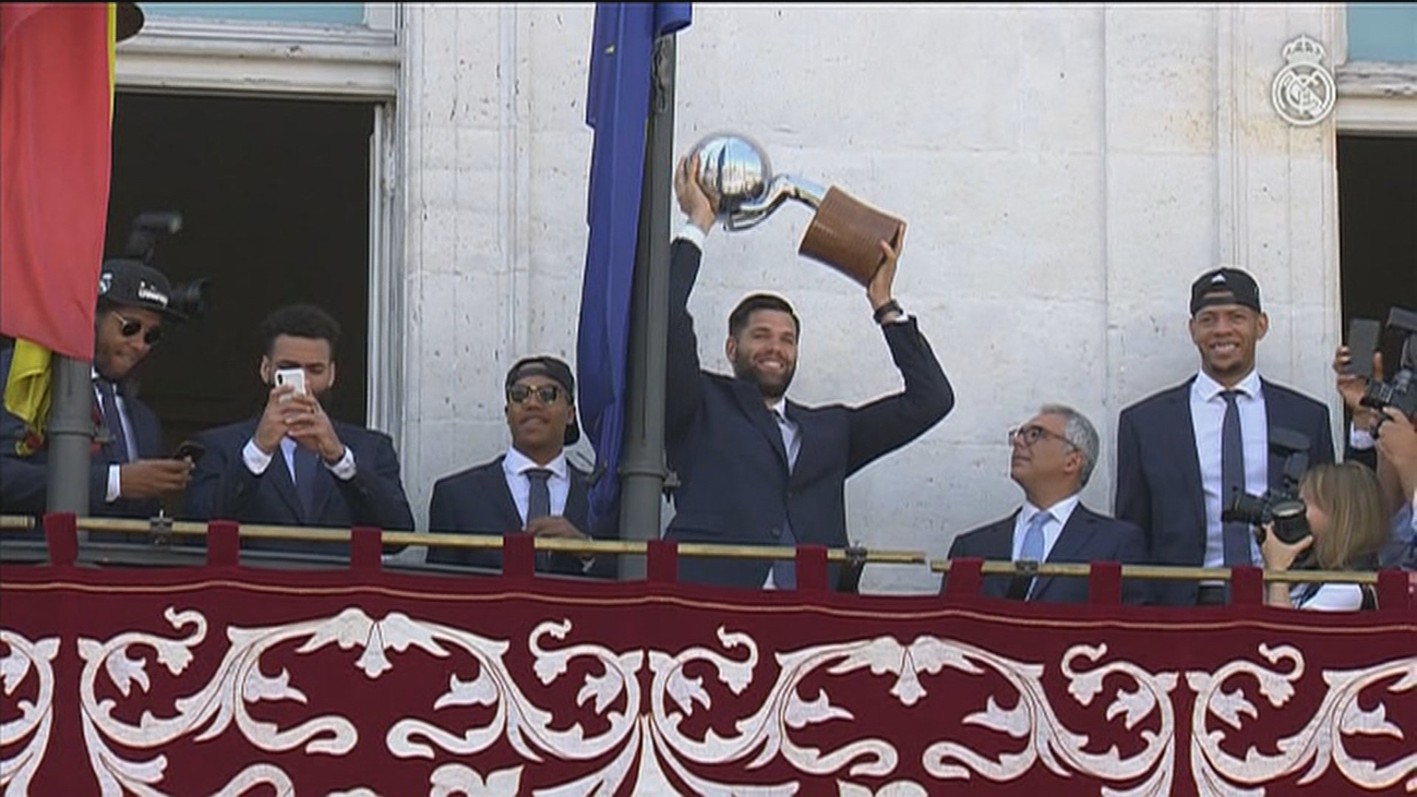 Multitudinario recibimiento al Real Madrid en Sol tras ganar la Liga