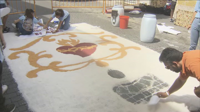 Una alfombra de sal y tinta para la procesión del Corpus en Getafe