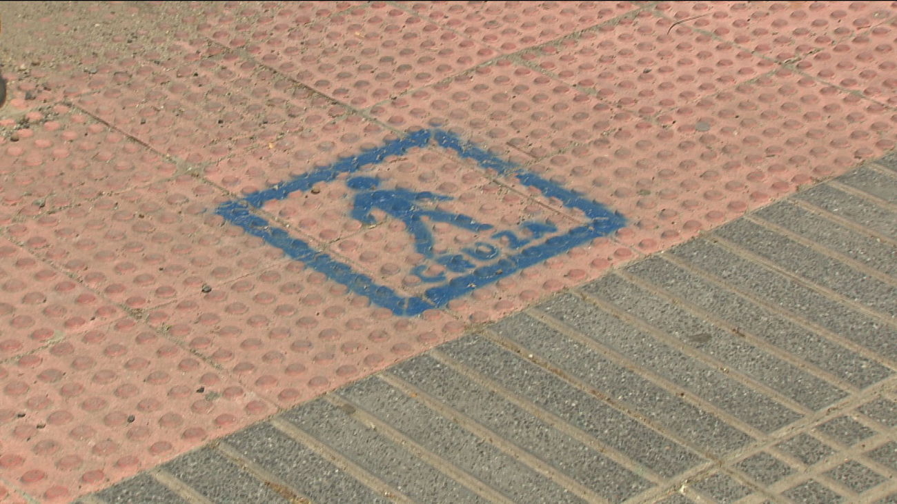 Pictogramas en pasos de cebra para ayudar a cruzar a personas con TEA