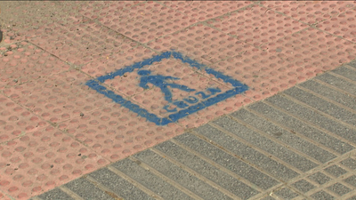 Pictogramas en pasos de cebra para ayudar a cruzar a personas con TEA