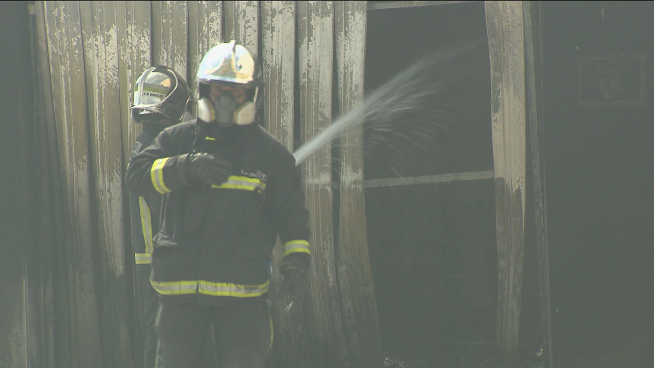 El fuego consume una nave industrial en Alcalá de Henares