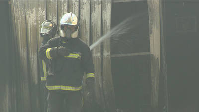 Aparatoso incendio en una nave industrial de Alcalá de Henares