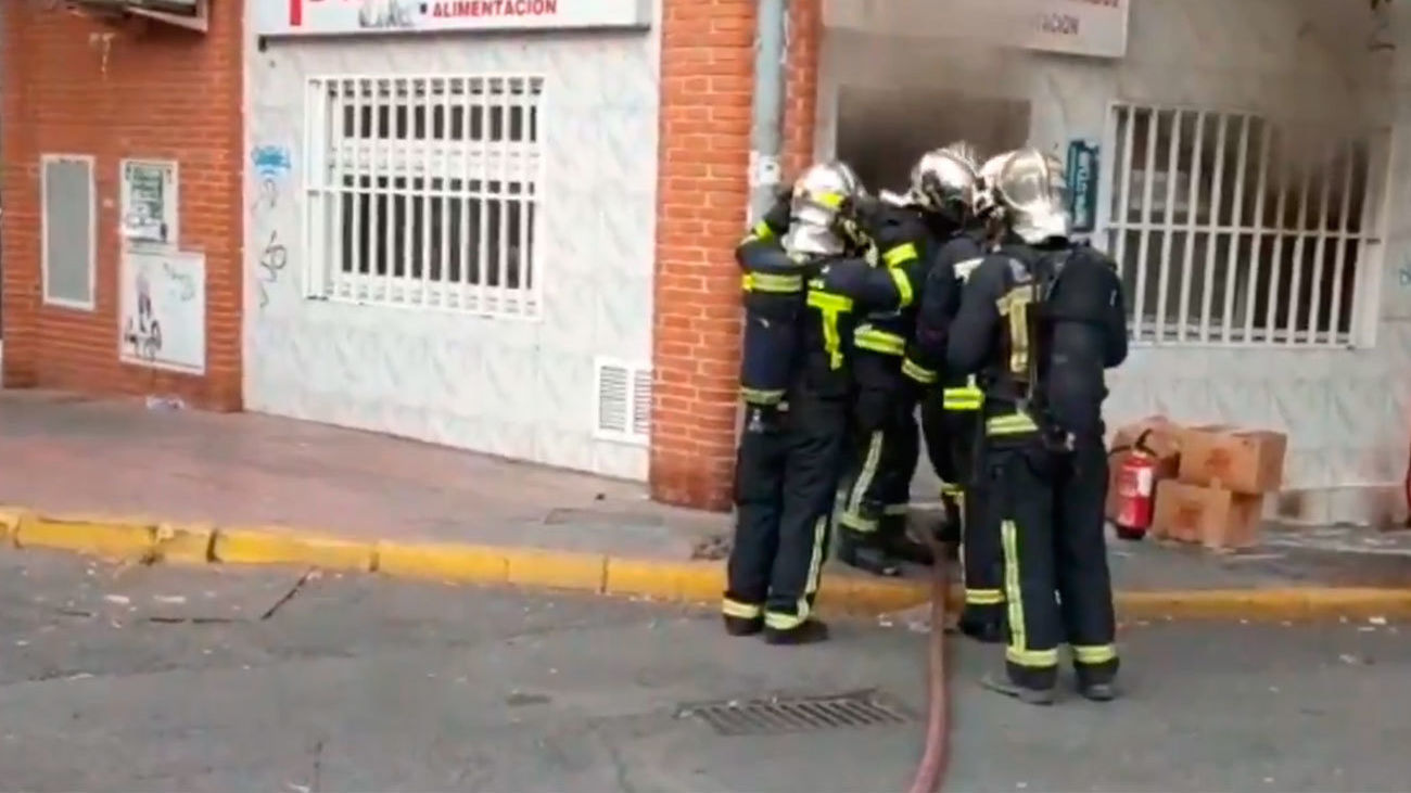 Arde sin heridos una tienda de frutos secos en Mejorada del Campo