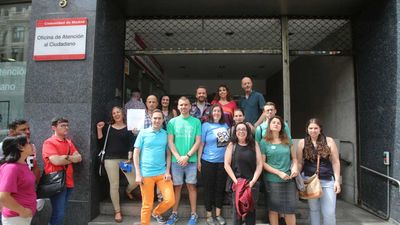 Entregan casi 15.000 firmas "contra los recortes" en las Escuelas de Idiomas de Madrid