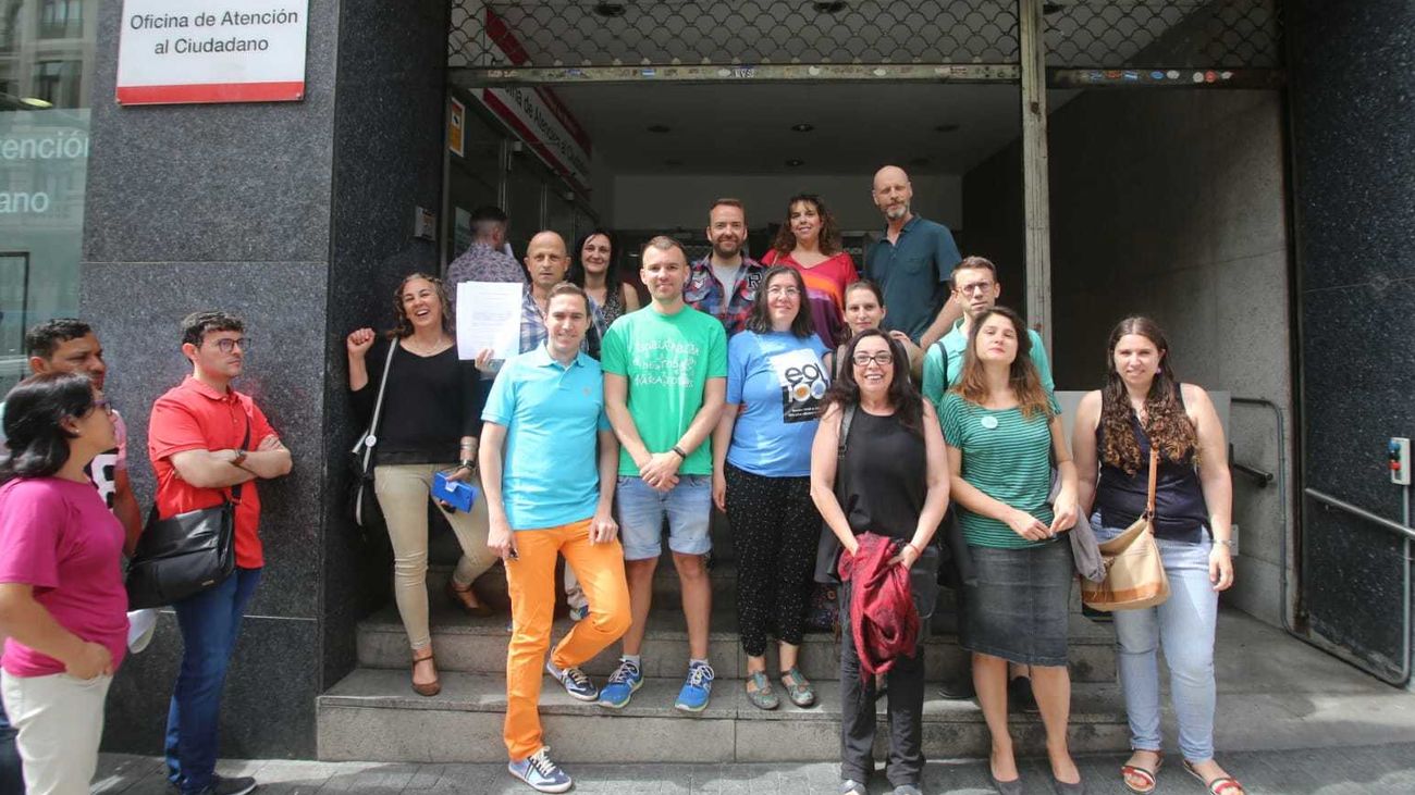 Entregan casi 15.000 firmas "contra los recortes" en las Escuelas de Idiomas de Madrid