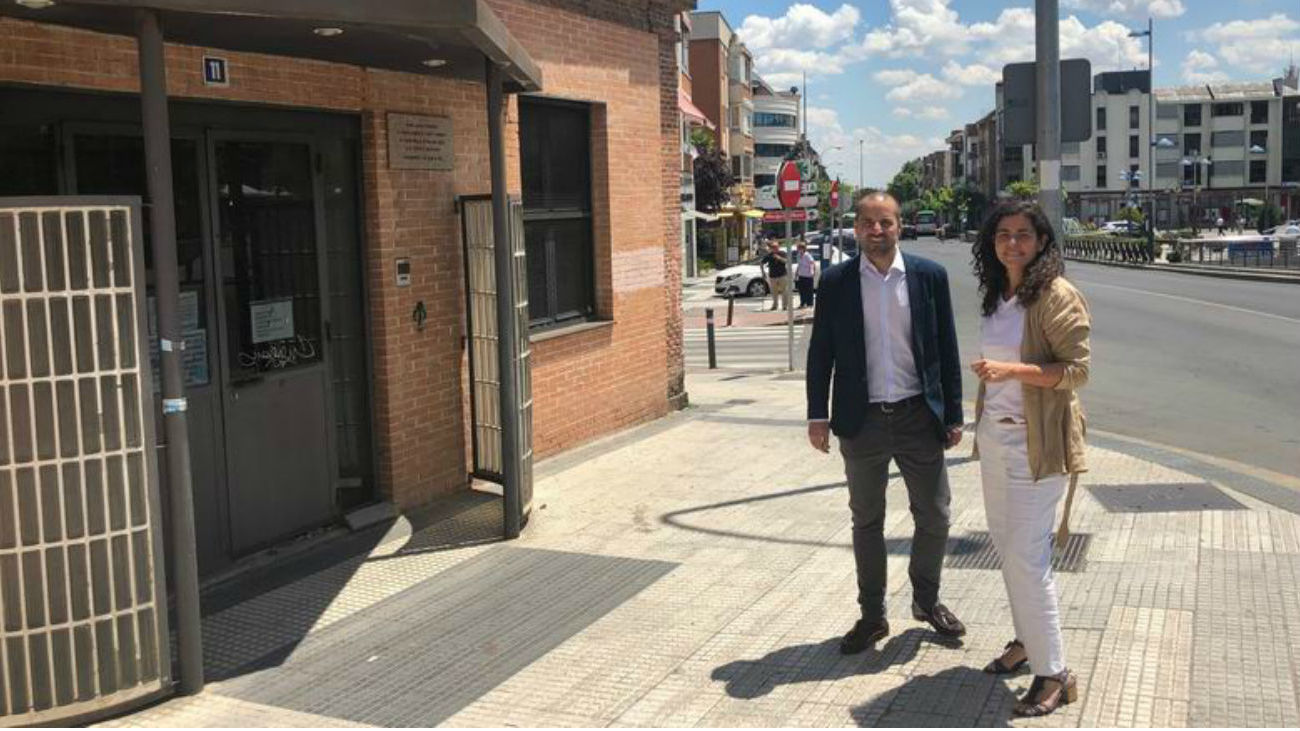 El alcalde de Majadahonda, José Luis Álvarez Ustarroz, y la concejal de Desarrollo Económico, Silvia Saavedra