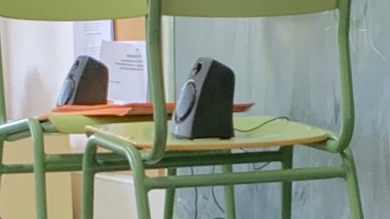 Piden anular las oposiciones a maestro de inglés por sus preguntas fuera de temario y sus minialtavoces