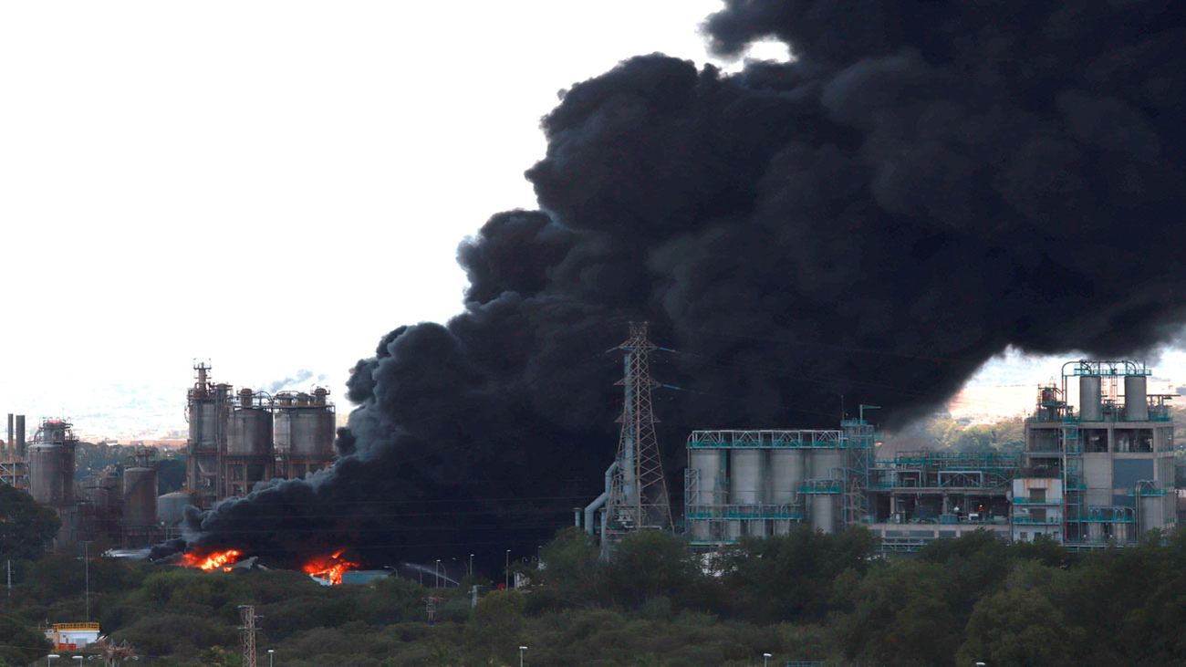Cinco afectados por un incendio en San Roque, ya casi extinguido