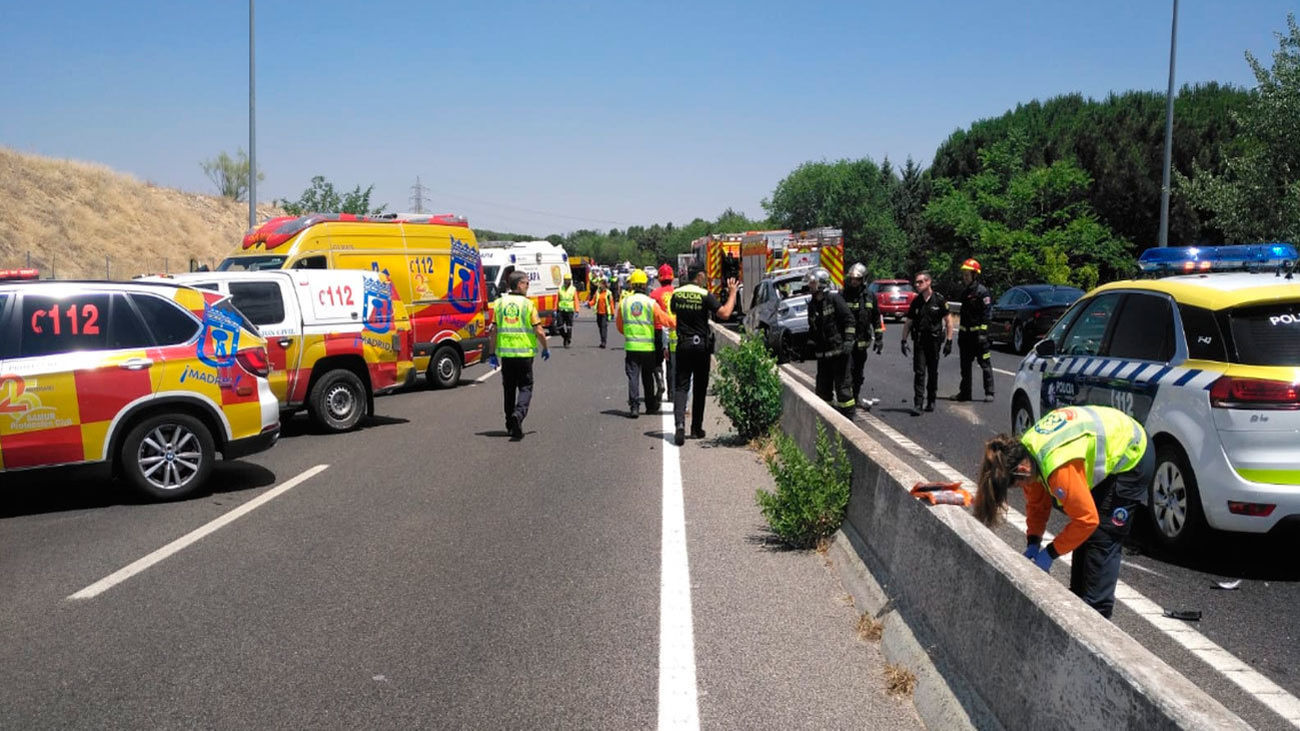 Equipos de emergencia en la M-503 junto al vehículo siniestrado