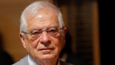 Borrell renuncia a su acta de eurodiputado y sigue de ministro en funciones