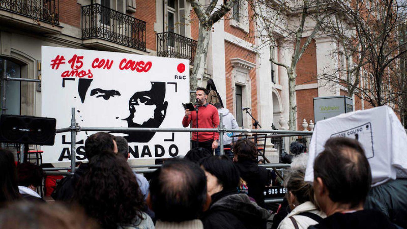 El hermano del cámara José Couso interviene durante la concentración en 2018