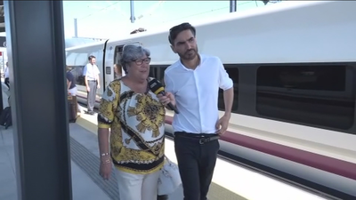 Lola, una de las primeras madrileñas en estrenar el AVE Madrid-Granada: “Esto es volar”