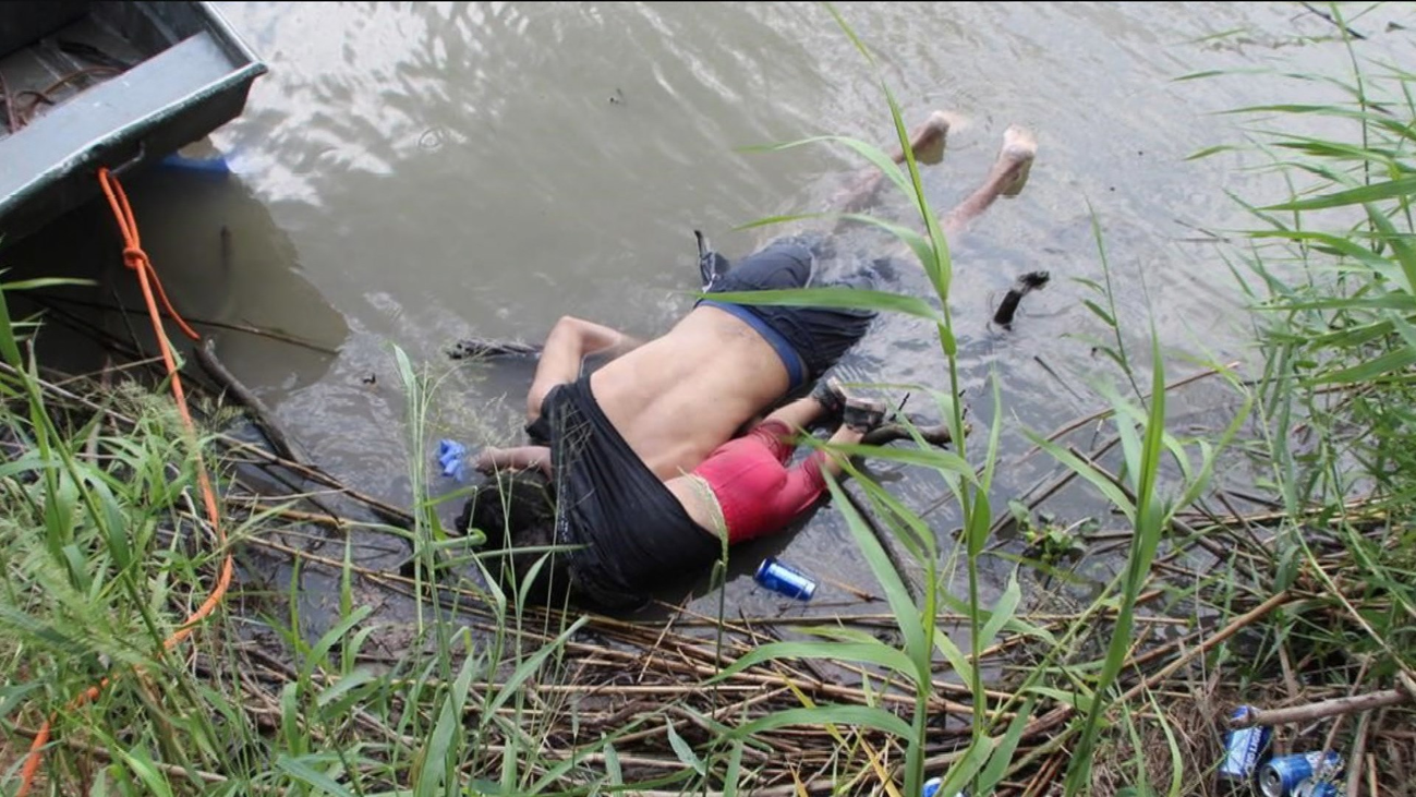 Un último abrazo en el Río Bravo que remueve conciencias