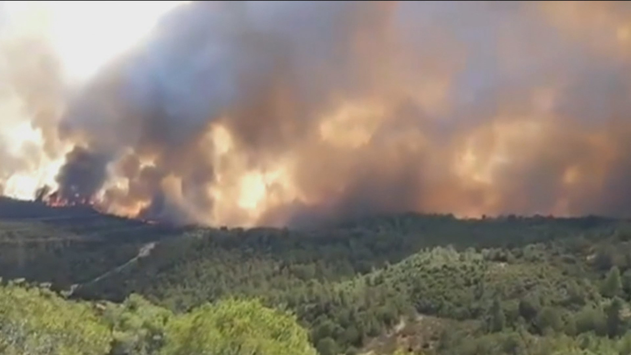 Un incendio en Tarragona afecta a 2.500 hectáreas y obliga a desalojar masías