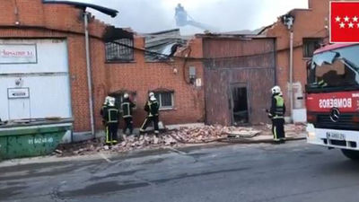 Controlado el incendio que ha destruido una nave de maderas en Humanes
