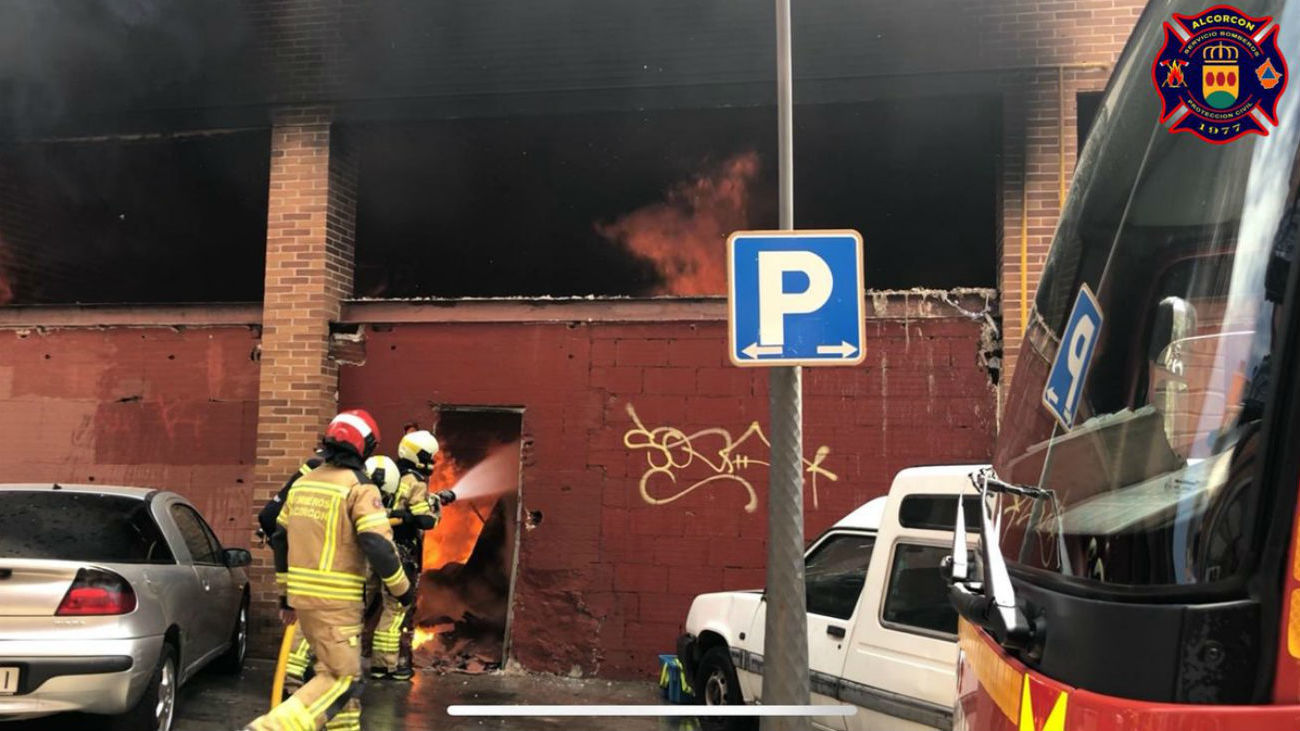 Cuatro intoxicados en el incendio de un local comercial en Alcorcón
