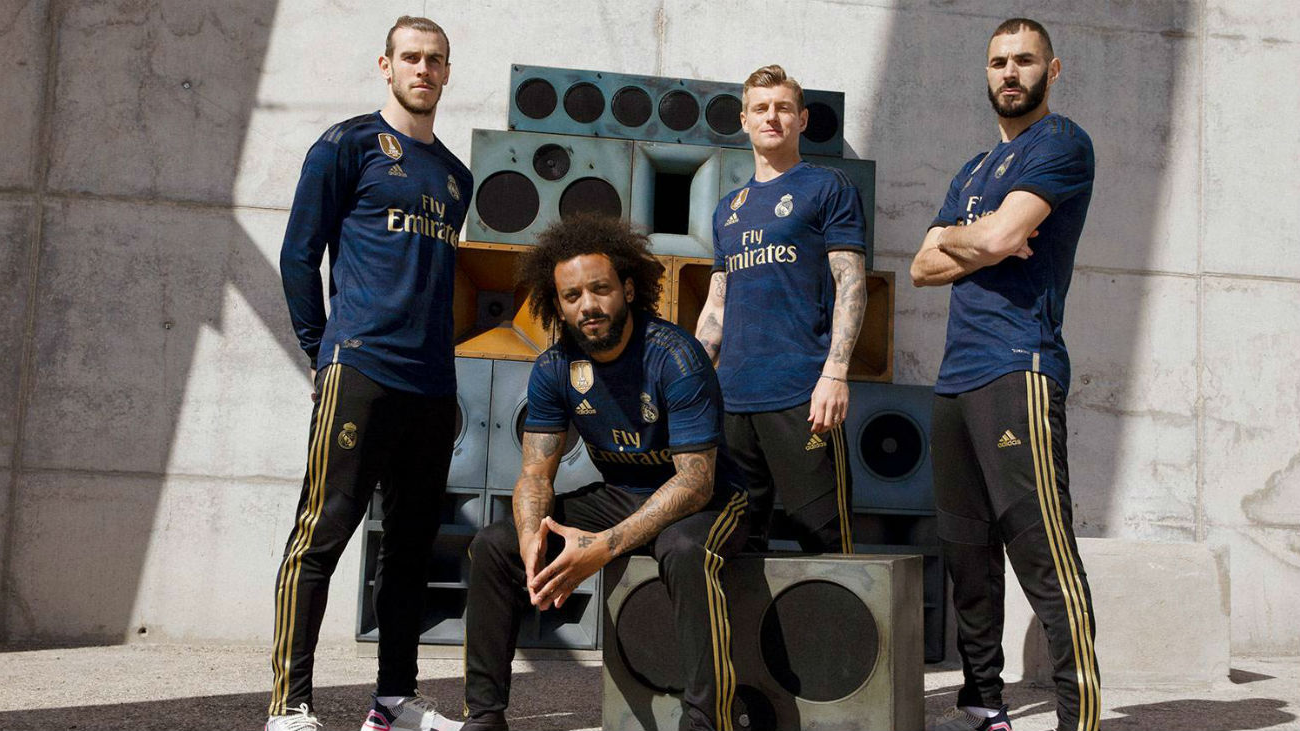 El Real Madrid lanza su segunda equipación de color azul oscuro