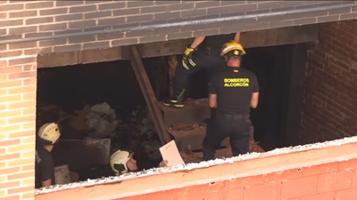 Okupan un edificio en Alcorcón y cuando les echan, lo queman
