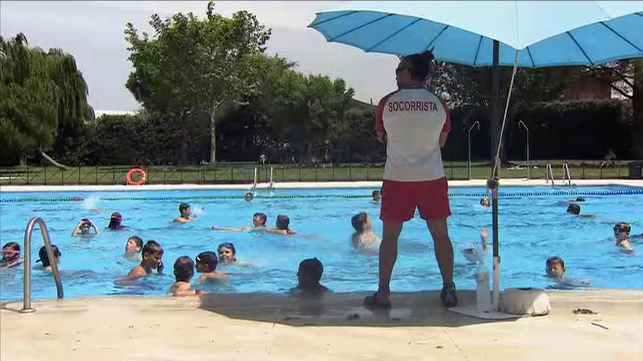 La vital labor del socorrista ante un ahogamiento en la piscina