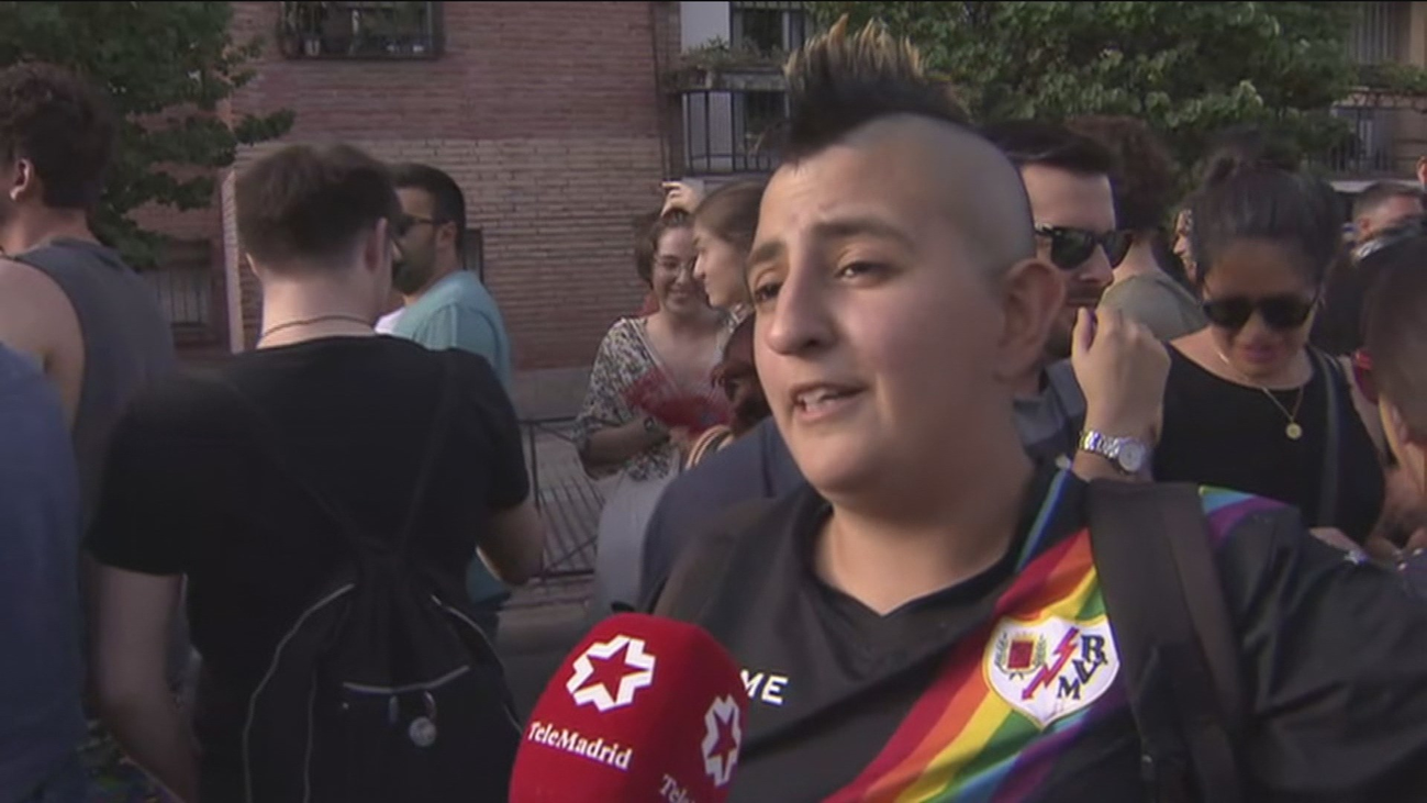 Vallecas muestra su 'orgullo' LGTBI