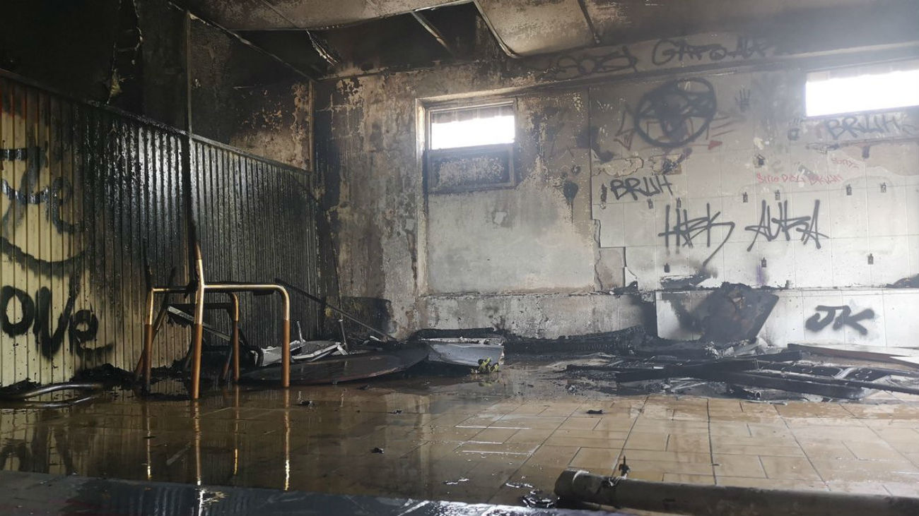 Un aparatoso incendio calcina una nave industrial en Fuenlabrada