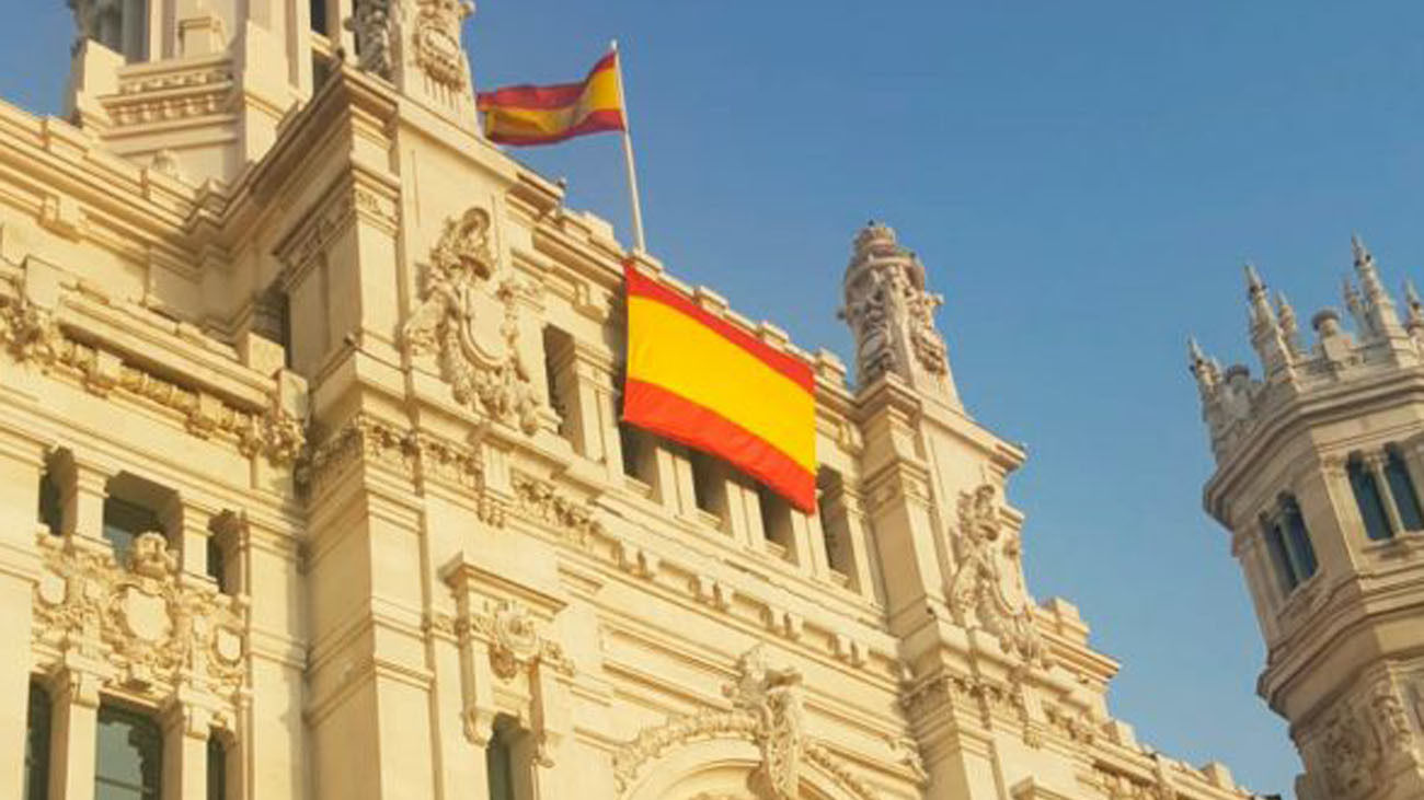 El ayuntamiento de Madrid despliega la bandera de España en Cibeles