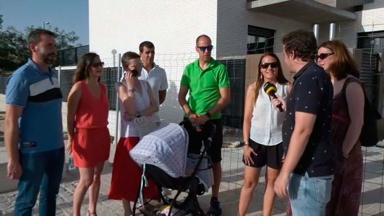 A punto de entrar a vivir y les piden más dinero por sus casas