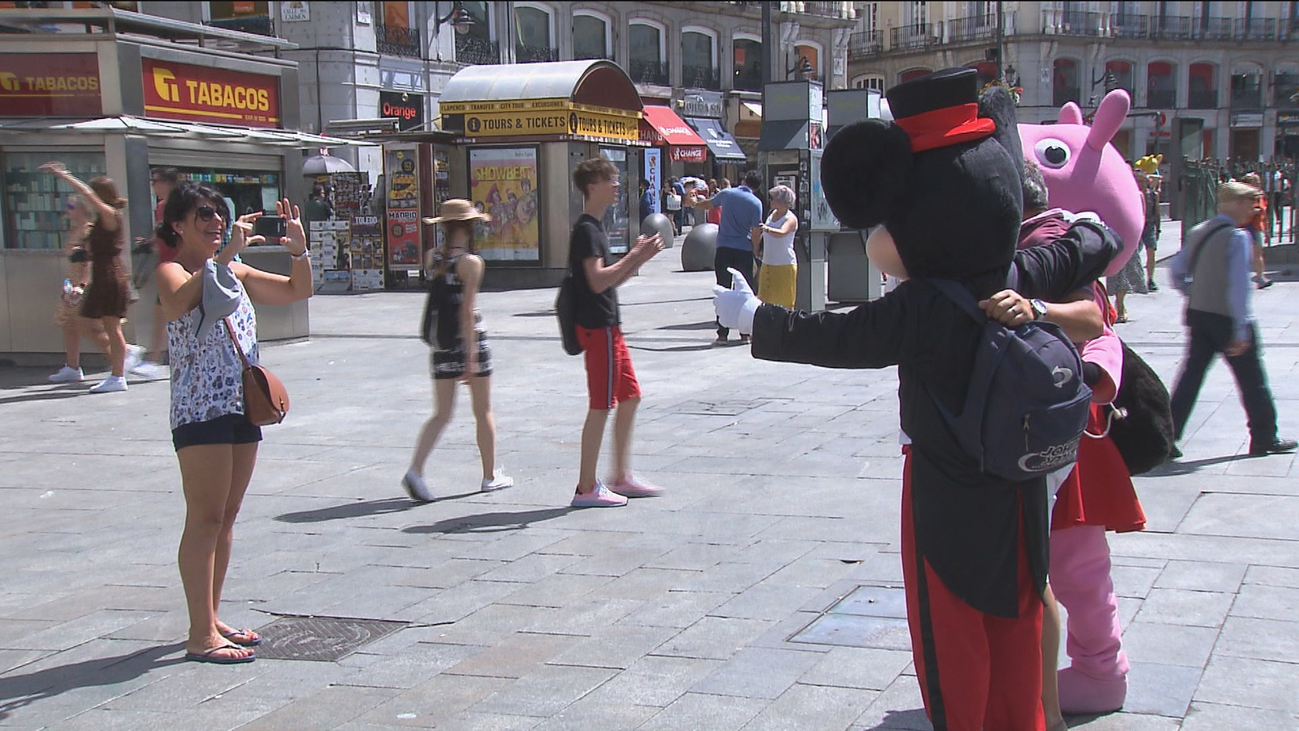 Los muñecos de Sol 'sudan la camiseta' con la ola de calor para ganarse el sueldo