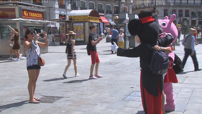 Los muñecos de Sol 'sudan la camiseta' con la ola de calor para ganarse el sueldo