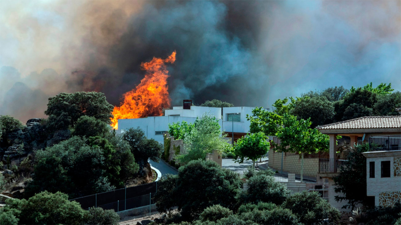 Un incendio forestal desaloja varias viviendas próximas a Toledo