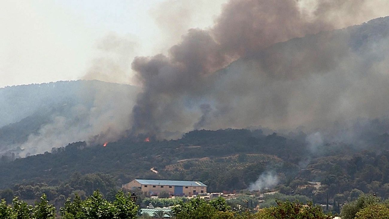 Desalojan el camping de Cadalso ante la proximidad del incendio forestal