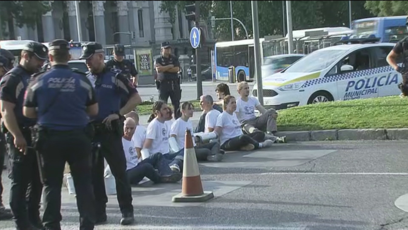 Activistas de Greenpeace cortan las entradas a Madrid Central