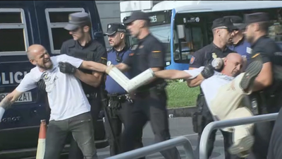 Desalojados los activistas de Greenpeace que bloqueaban el acceso a Madrid Central