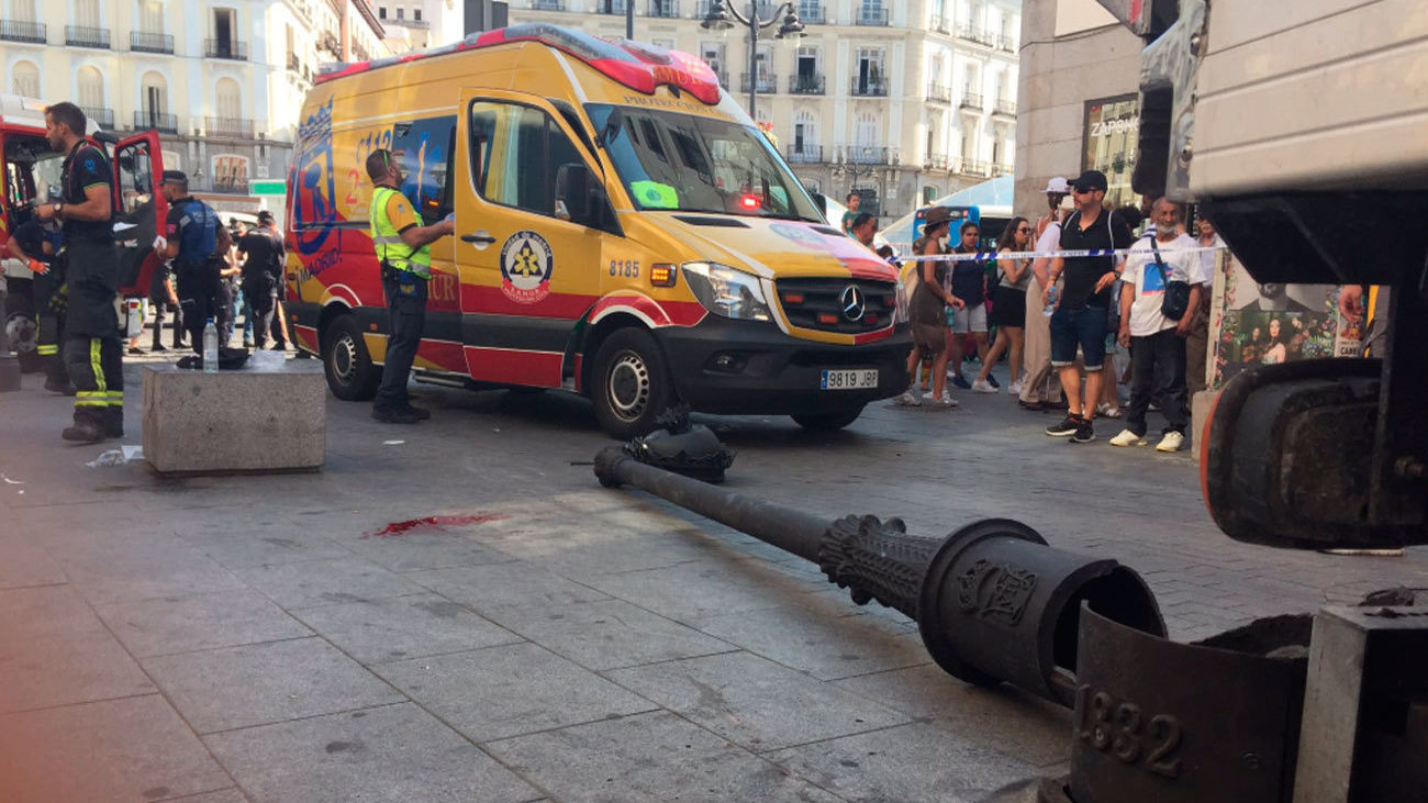 Herida grave una mujer de 60 años  tras caerle encima una farola en la Puerta del Sol