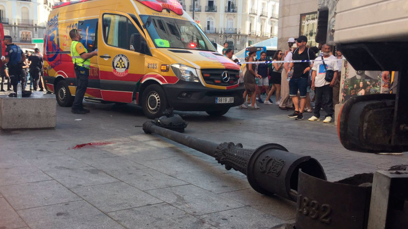 Herida grave una mujer de 60 años tras caerle encima una farola en Sol