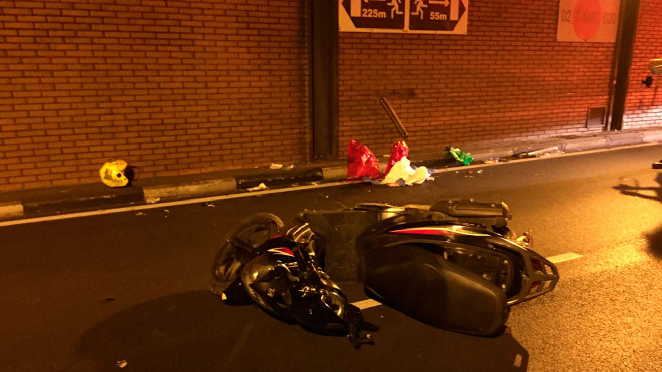 Un motorista muy grave al chocar en el túnel de Santa María de la Cabeza