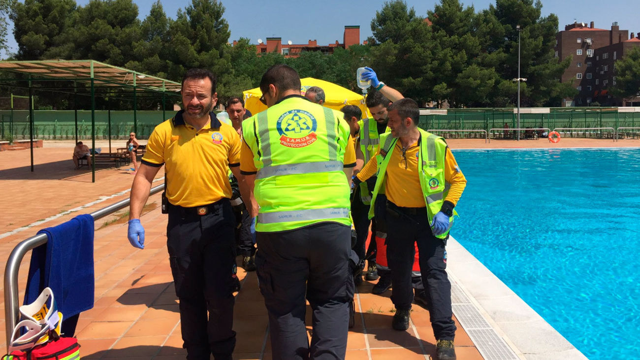 Un hombre rescatado en la piscina de Orcasitas