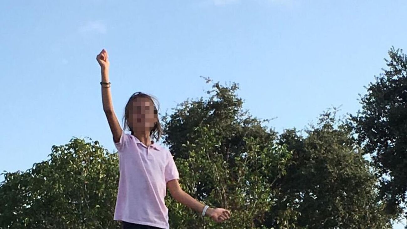 La madre de la niña expulsada del campamento habla con otro que se ofrece a acogerla