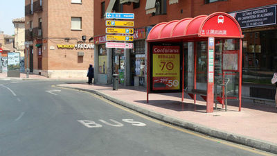 El Ayuntamiento de Alcalá instala 30 nuevas dársenas en las paradas de autobús