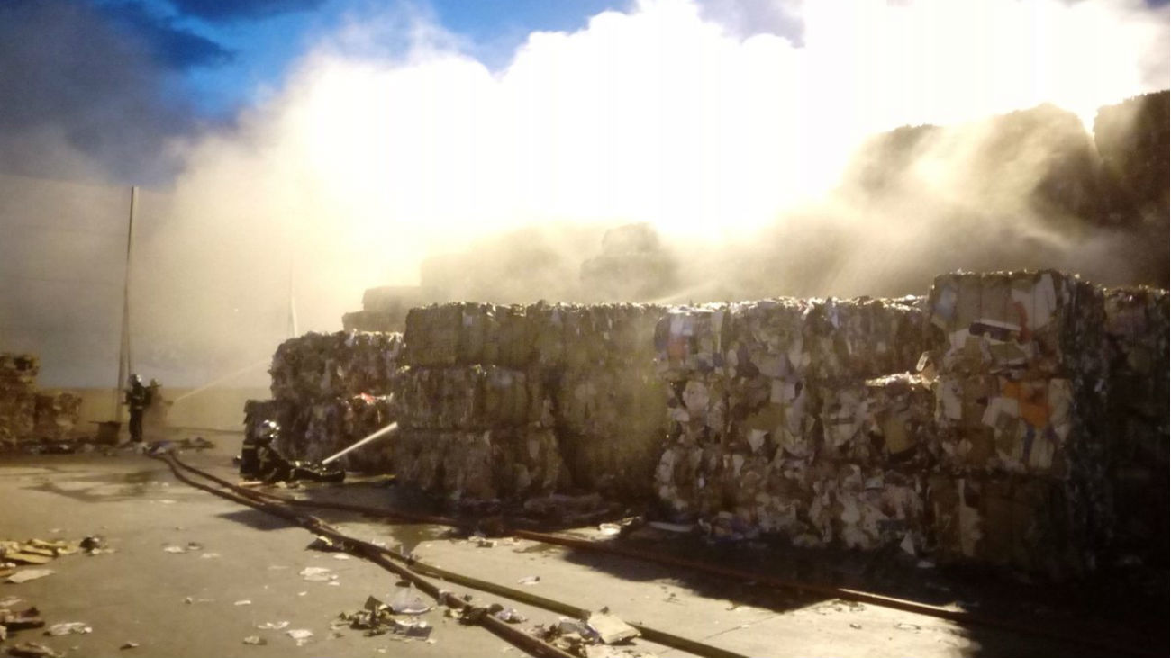 Cerca de 6.000 metros cúbicos de papel arden en un incendio en Fuenlabrada