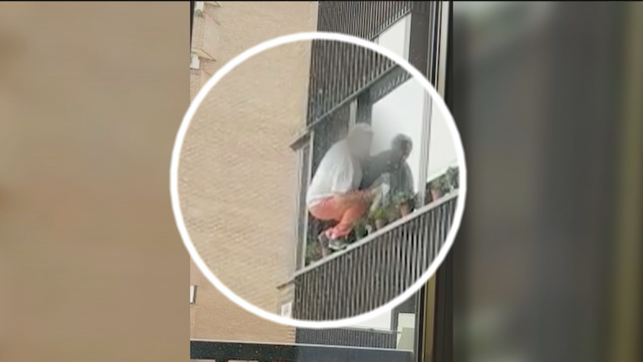 Una mujer arriesga su vida por limpiar los cristales en Herrera Oria