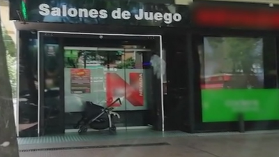 Dejan a su bebé solo y a 40ºC mientras entran a jugar en un local de Móstoles