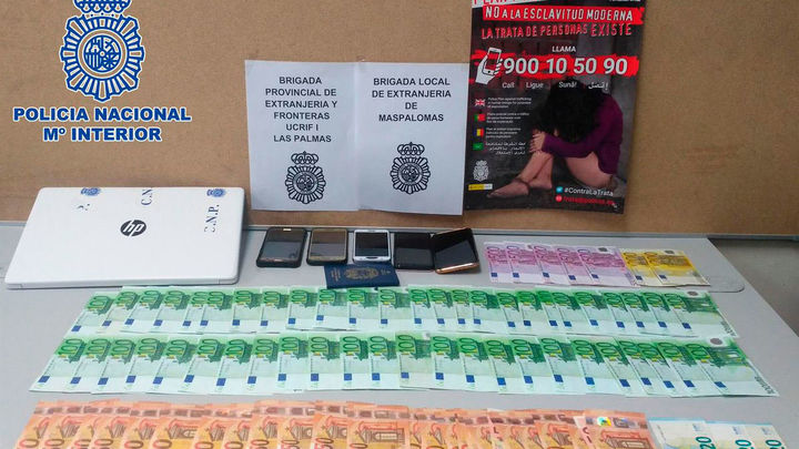 Dinero y dispositivos incautados por los agentes