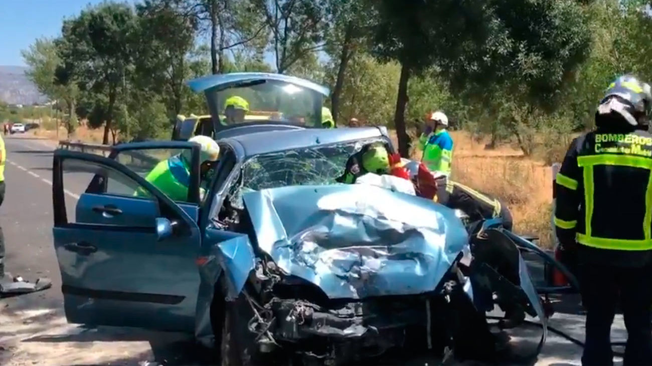 Herido grave el conductor de un coche al chocar contra un camión de limpieza en Villalba