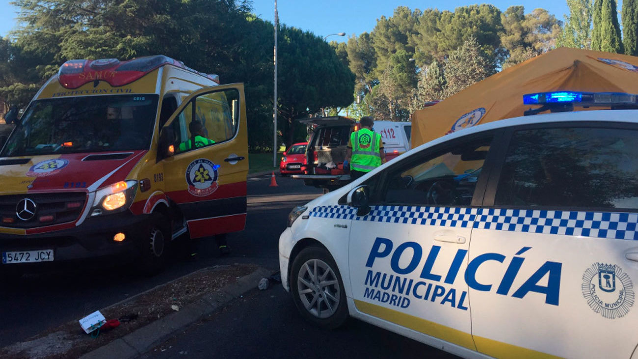 Muere un motorista de 30 años tras chocar con un semáforo en Madrid
