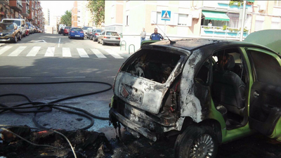 Contenedores y coches pasto de las llamas en Ciudad Lineal