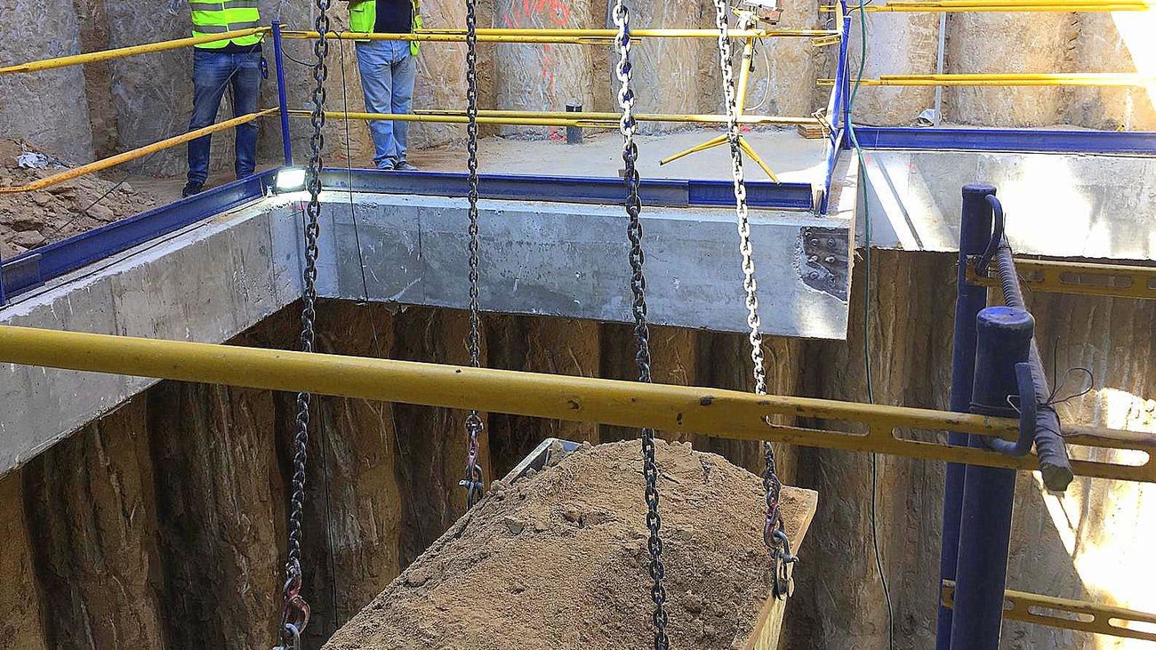 Construcción de uno de los ascensores del metro de Tribunal