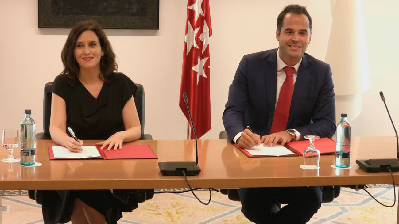 Firma del acuerdo de gobierno entre Isabel Díaz Ayuso e Ignacio Aguado