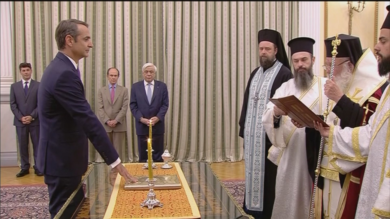 El conservador Mitsotakis jura el cargo como nuevo primer ministro griego